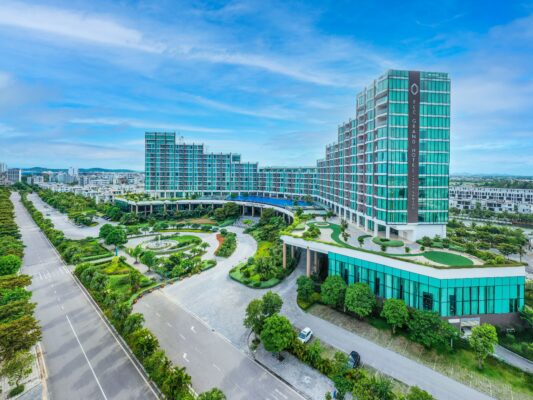 Nằm bên bờ biển Sầm Sơn xinh đẹp, FLC Luxury Hotel Sầm Sơn là một trong những khách sạn 5 sao cao cấp bậc nhất tại Thanh Hóa.
