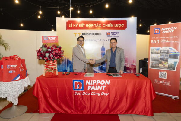 Đại diện hai bên bắt tay, thể hiện tinh thần hợp tác và cam kết lâu dài